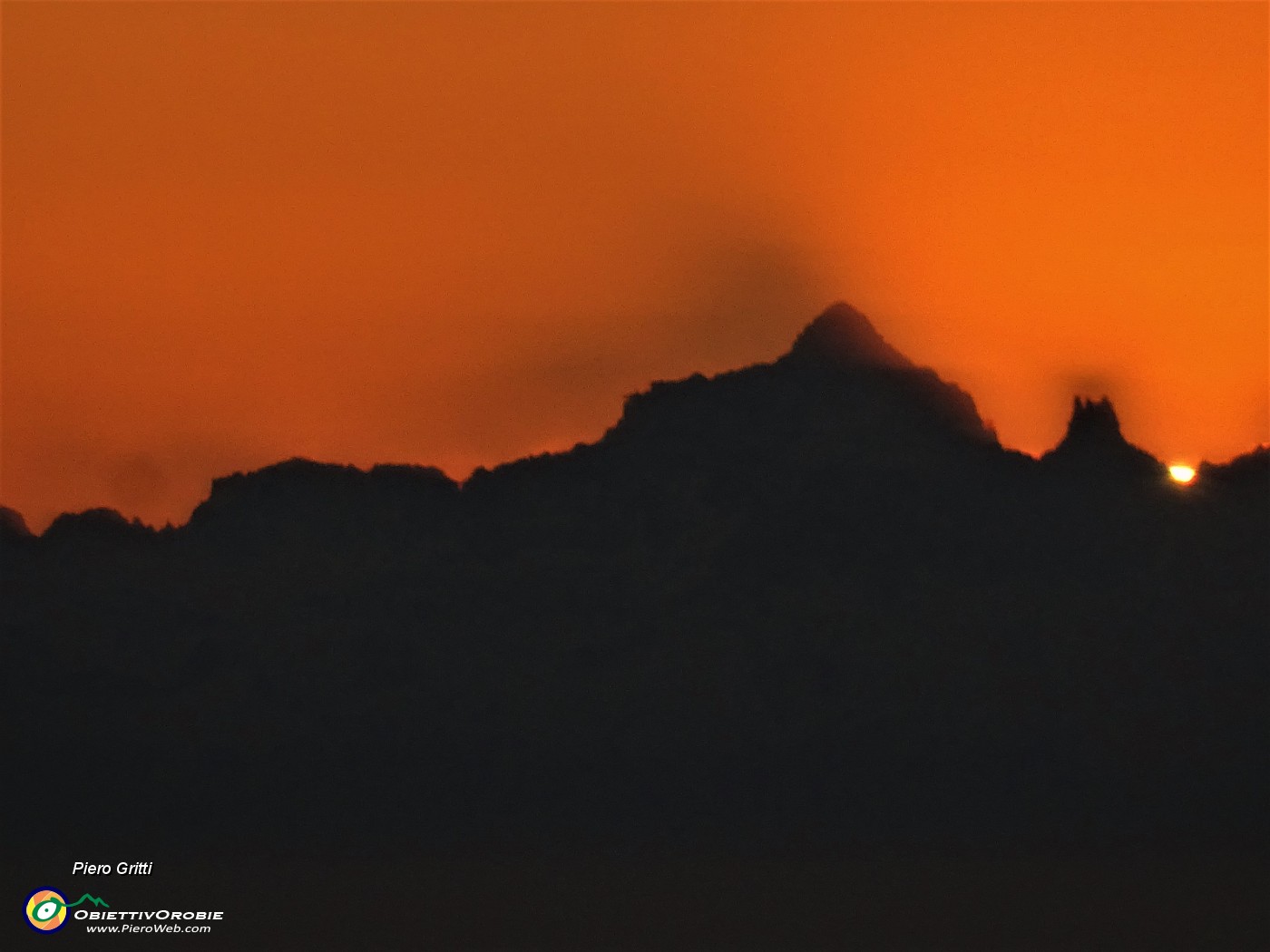 77 Ultima luce del sole che cala dietro il Monviso.JPG